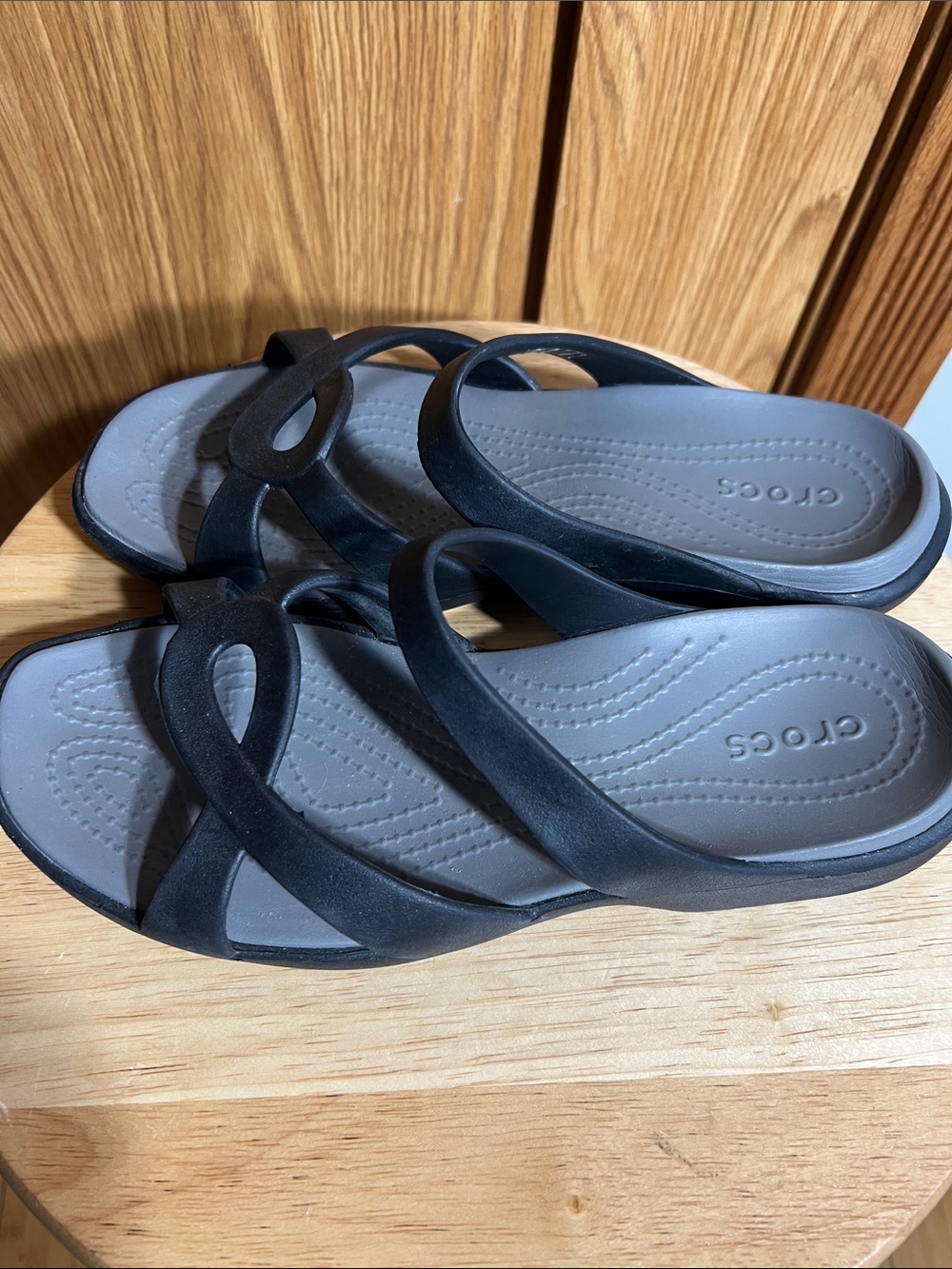 CROCS Women's Black Strappy Sandals with Gray Footbed - Picture 4 of 5